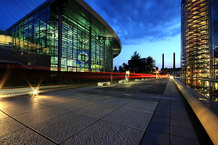 Autostadt bei Dunkelheit [AutoTrme und KundenCenter]