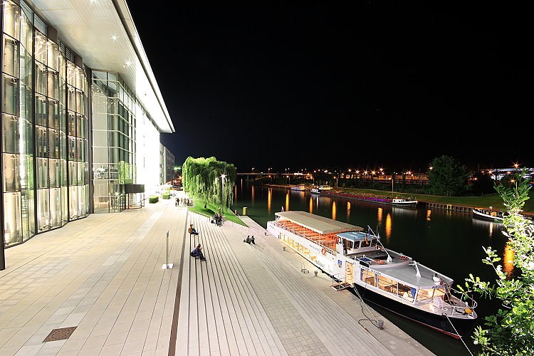 Schiffsanlegestelle vor dem Haupteingang der Autostadt