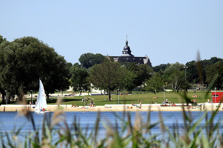 Blick ber den Allersee zum Schloss Wolfsburg