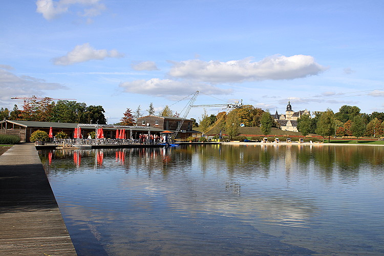 Blick ber den Arenasee zum Schloss Wolfsburg